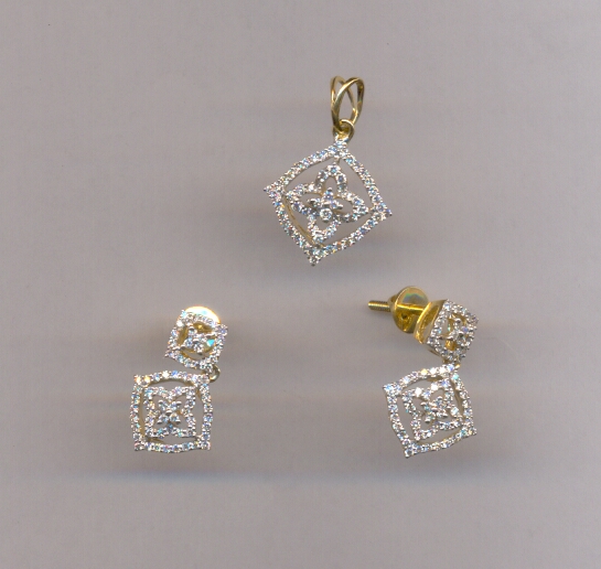 DIAMOND HALF SET PENDENT