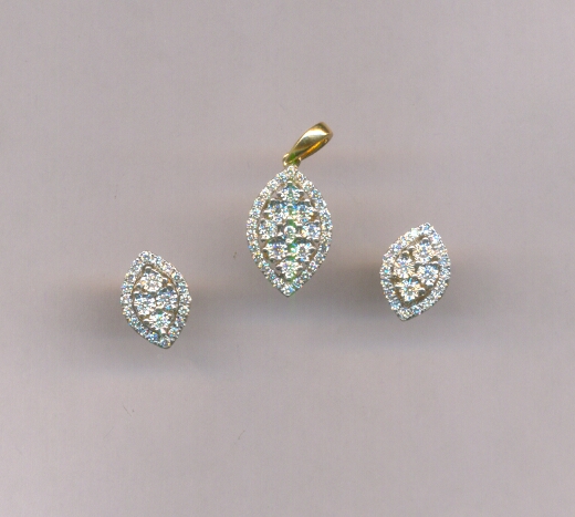 DIAMOND HALF SET PENDENT
