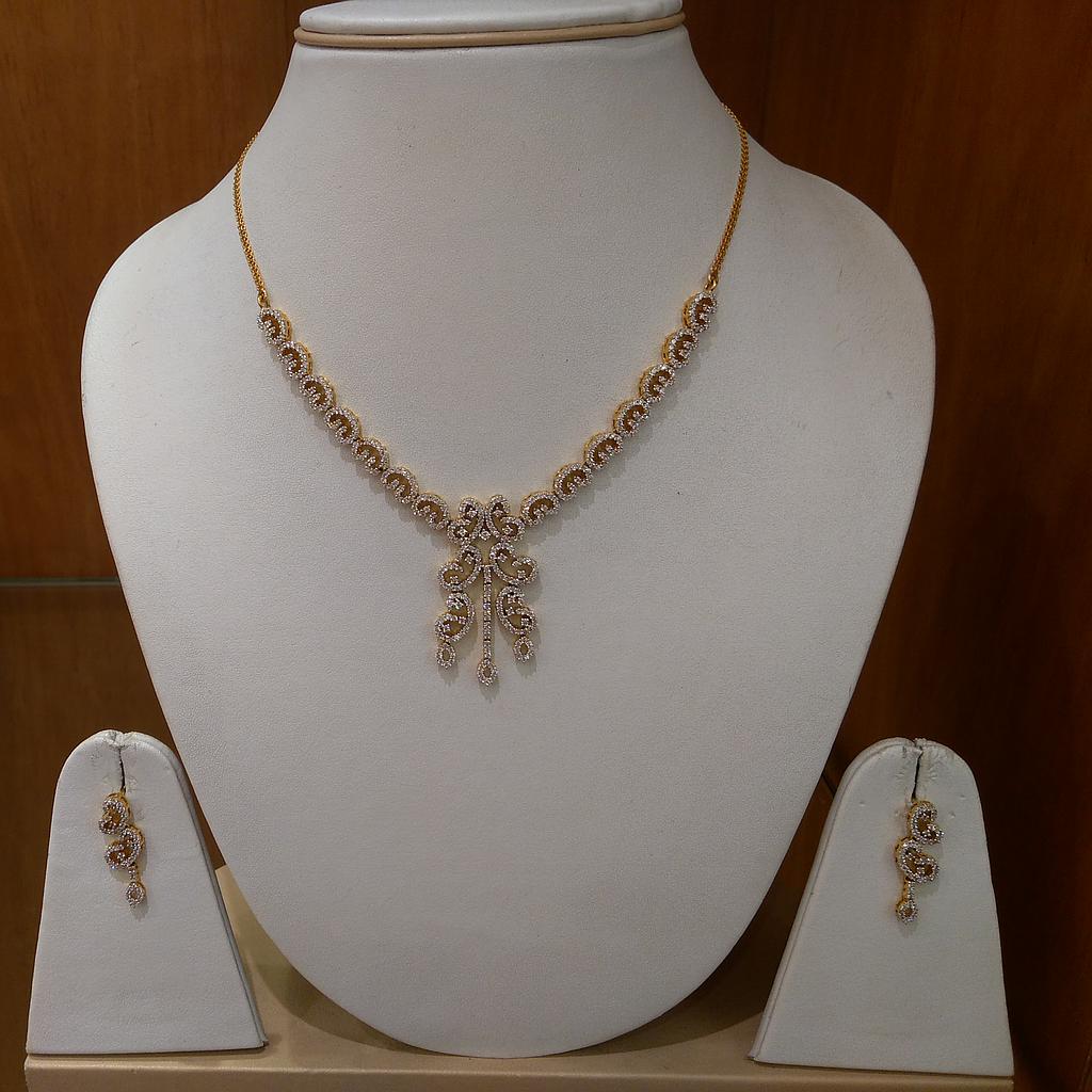 DIAMOND HALF SET PENDENT