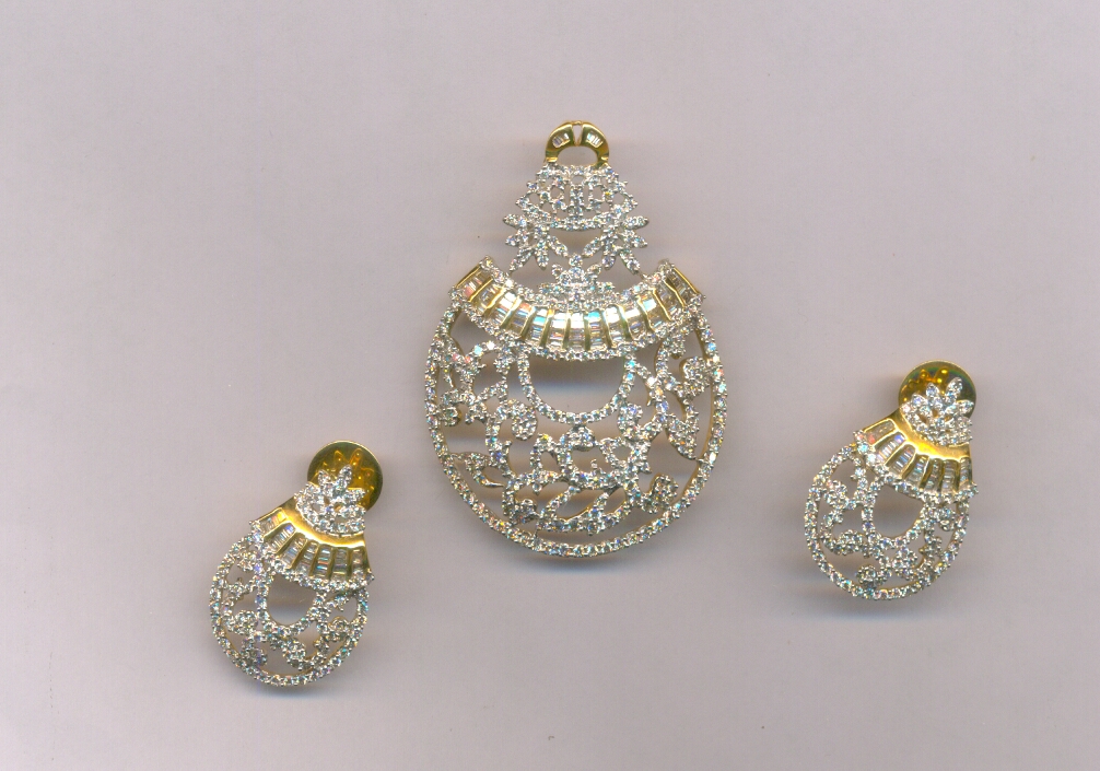 DIAMOND HALF SET PENDENT