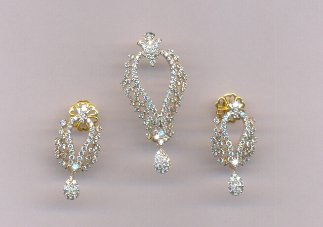 DIAMOND HALF SET PENDENT