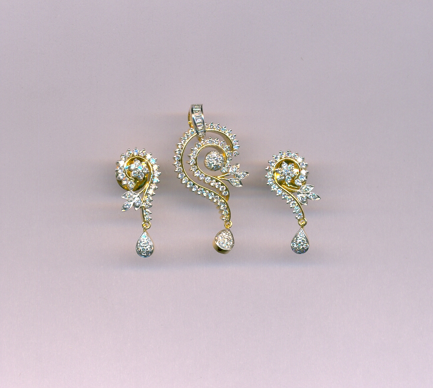 DIAMOND SET PENDENT EXCLUSIVE