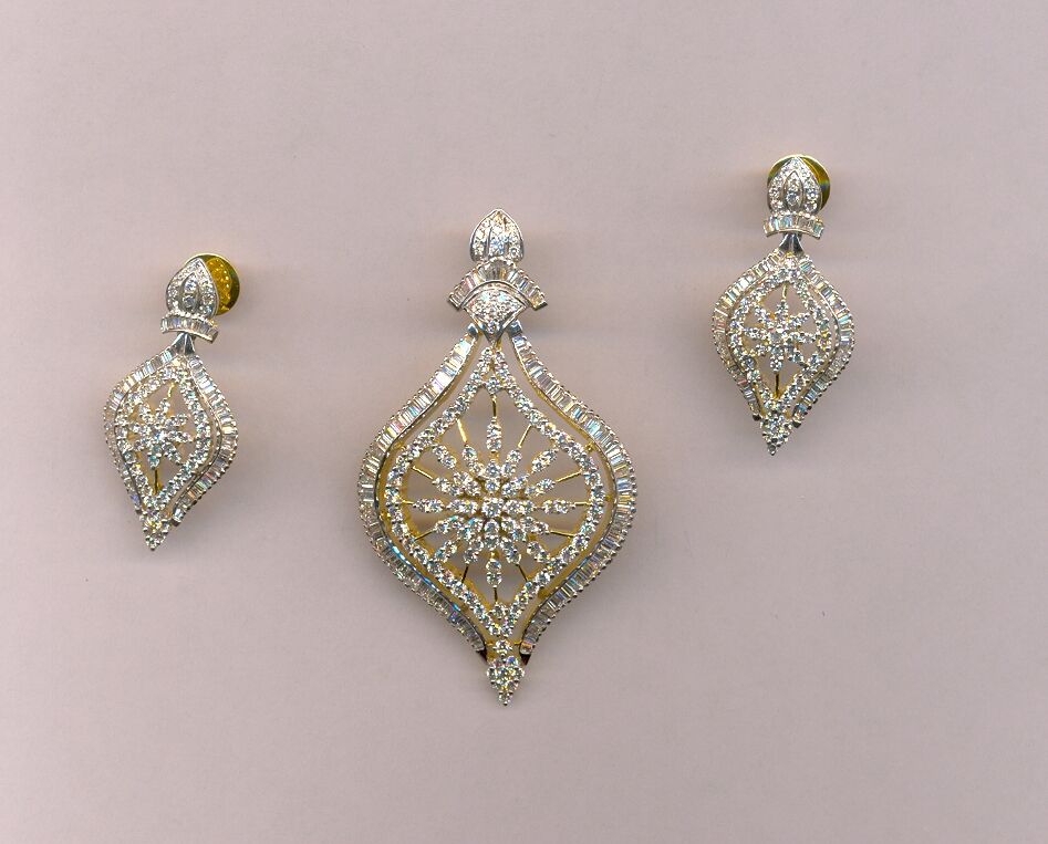 DIAMOND SET PENDENT EXCLUSIVE