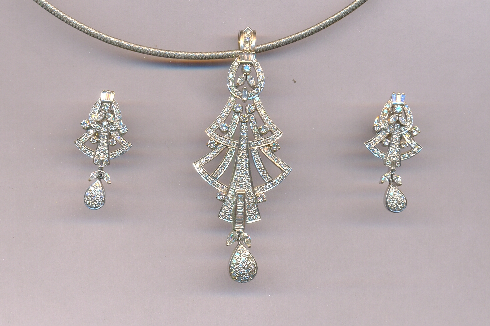 DIAMOND SET PENDENT GENERAL