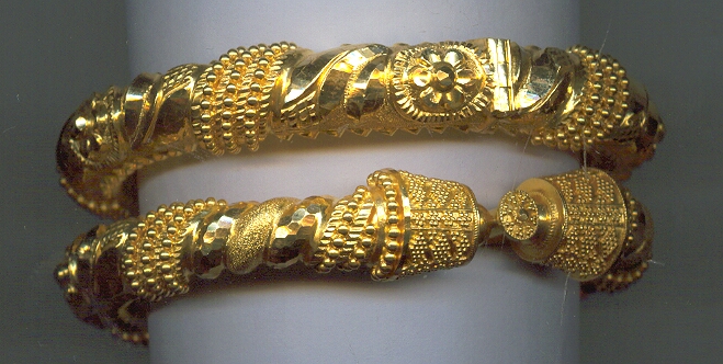 GOLD BANGLE DESIGNER EXCLUSIVE