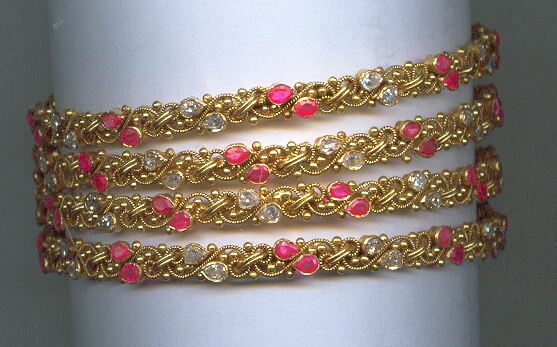GOLD BANGLE DESIGNER EXCLUSIVE