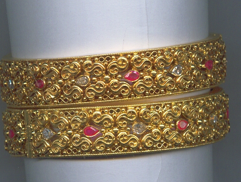 GOLD BANGLE DESIGNER EXCLUSIVE
