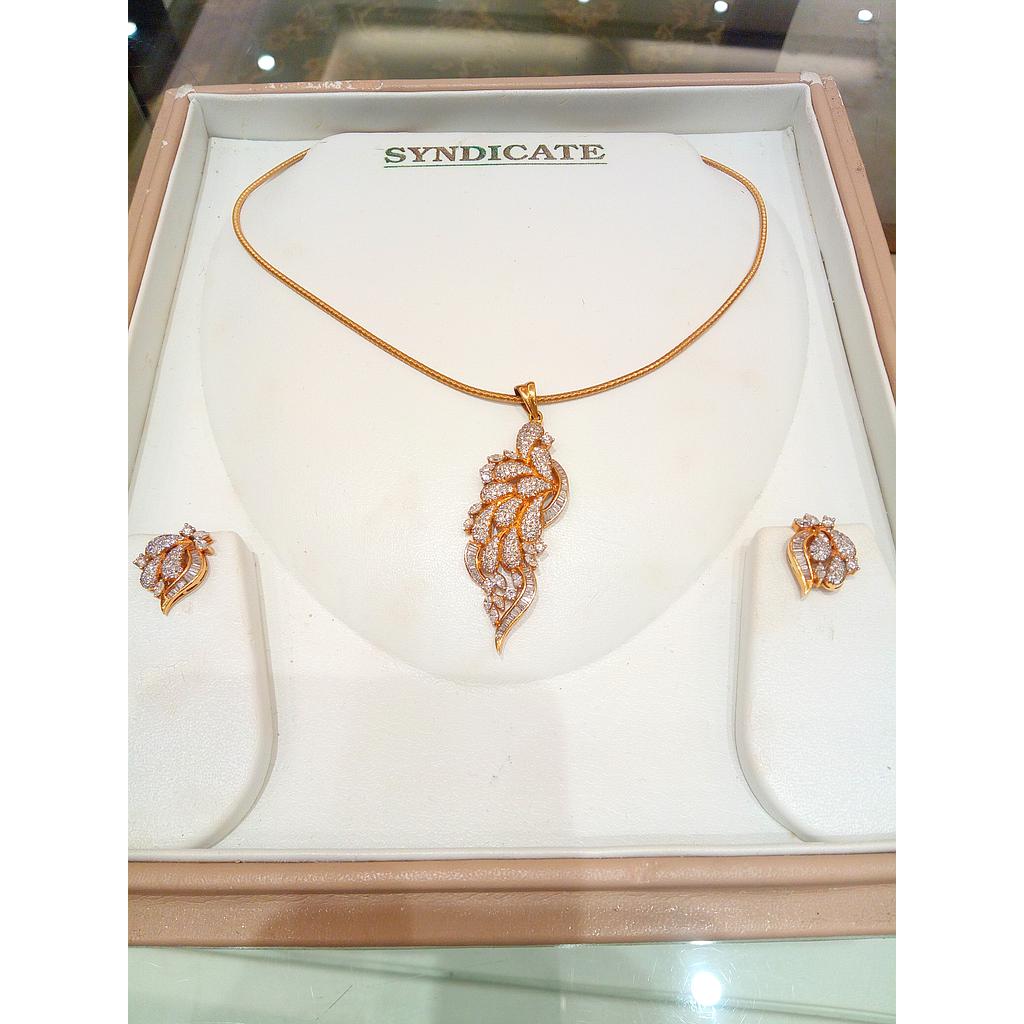 DIAMOND HALF SET PENDENT