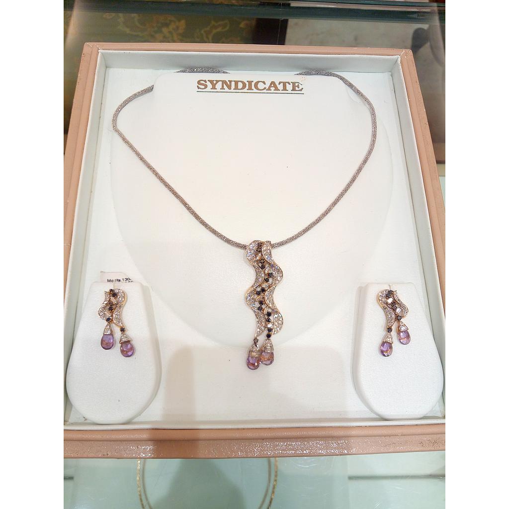 DIAMOND HALF SET PENDENT