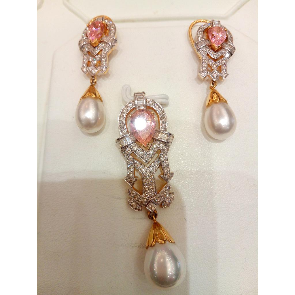 DIAMOND HALF SET PENDENT FANCY