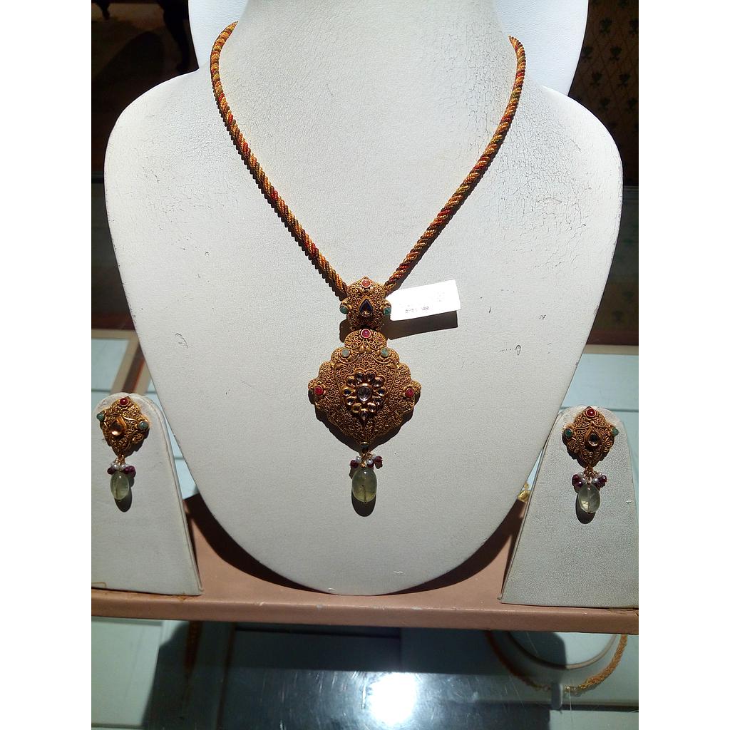 GOLD HALF SET PENDENT ANTIQUE