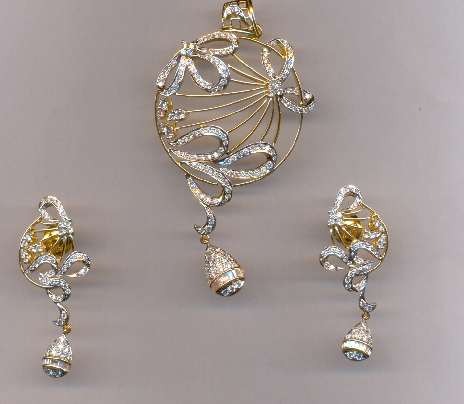 DIAMOND HALF SET PENDENT