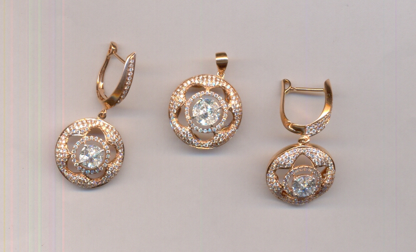 DIAMOND HALF SET PENDENT