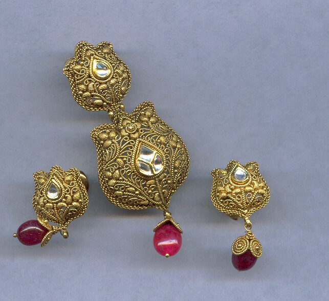 GOLD HALF SET PENDENT ANTIQUE EXCLUSIVE
