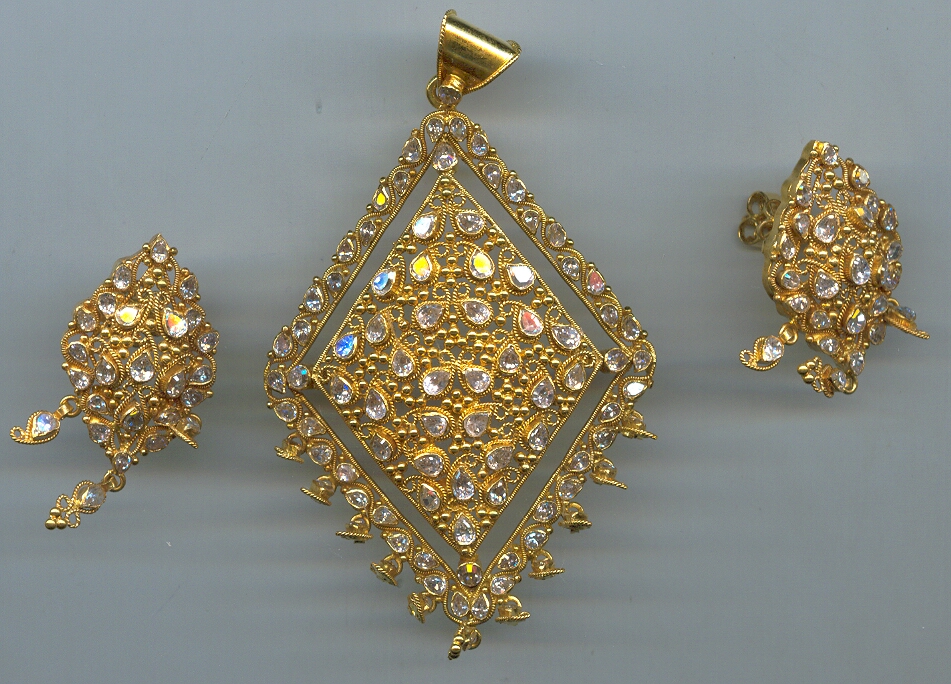 GOLD HALF SET PENDENT ANTIQUE EXCLUSIVE