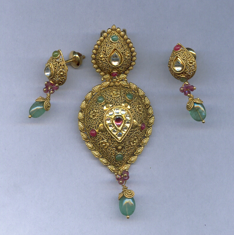 GOLD HALF SET PENDENT ANTIQUE EXCLUSIVE