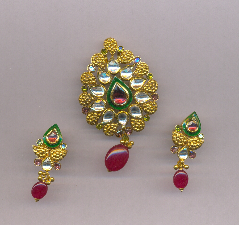 GOLD HALF SET PENDENT ANTIQUE EXCLUSIVE