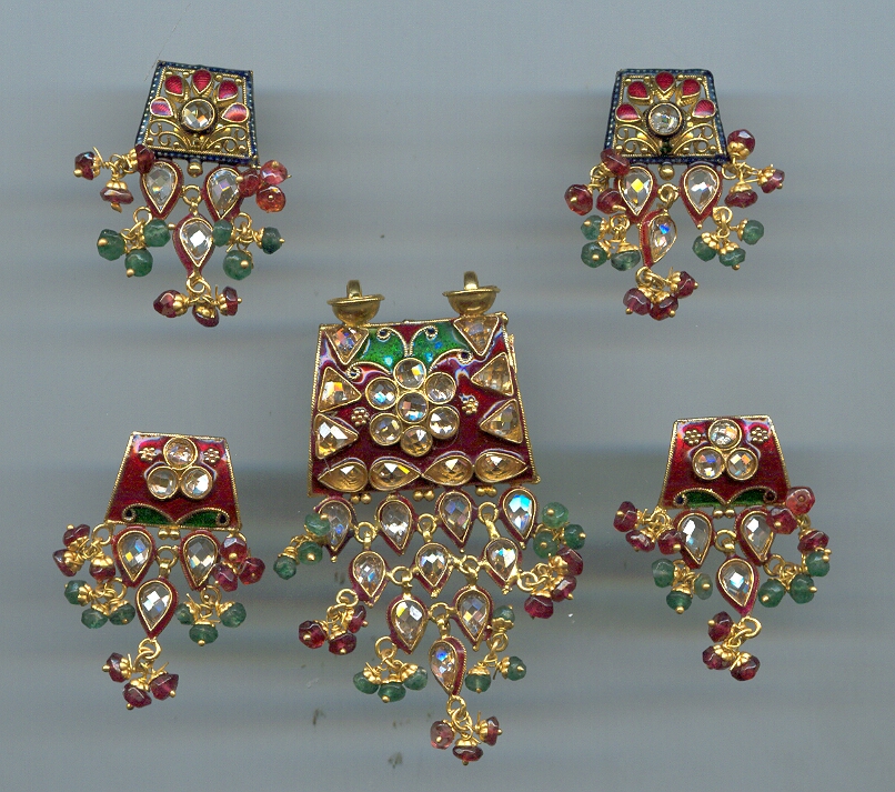 GOLD HALF SET PENDENT ANTIQUE EXCLUSIVE