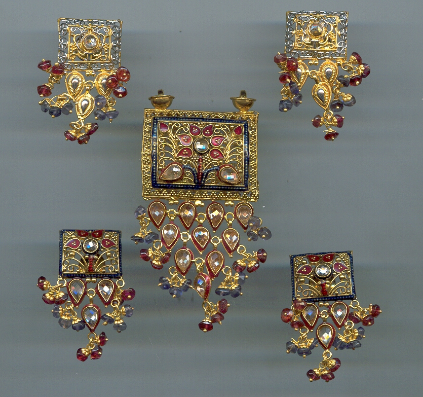 GOLD HALF SET PENDENT ANTIQUE EXCLUSIVE