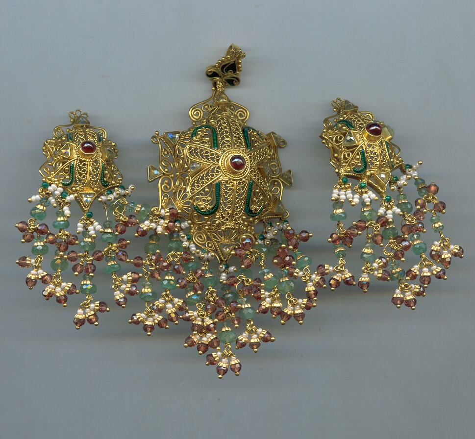GOLD HALF SET PENDENT ANTIQUE EXCLUSIVE