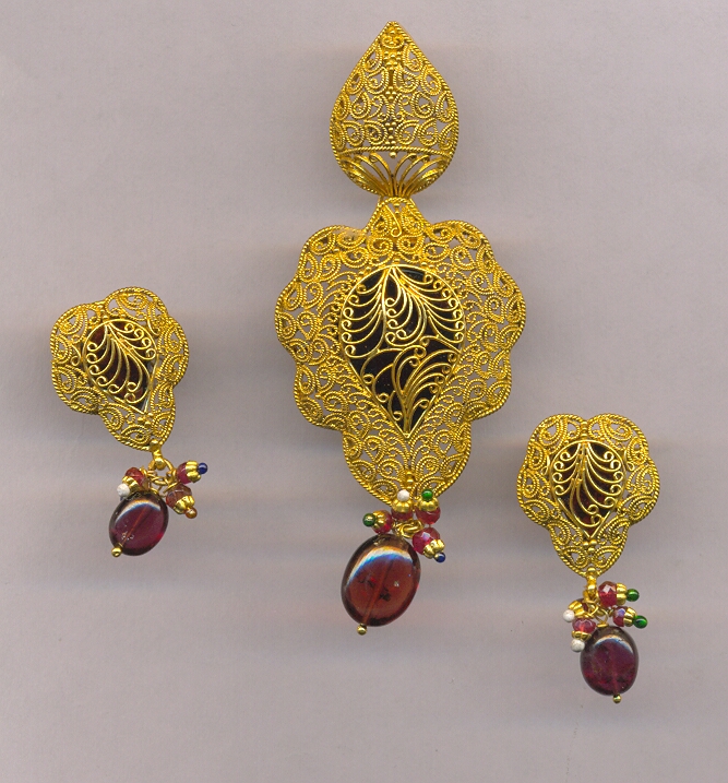 GOLD HALF SET PENDENT ANTIQUE EXCLUSIVE