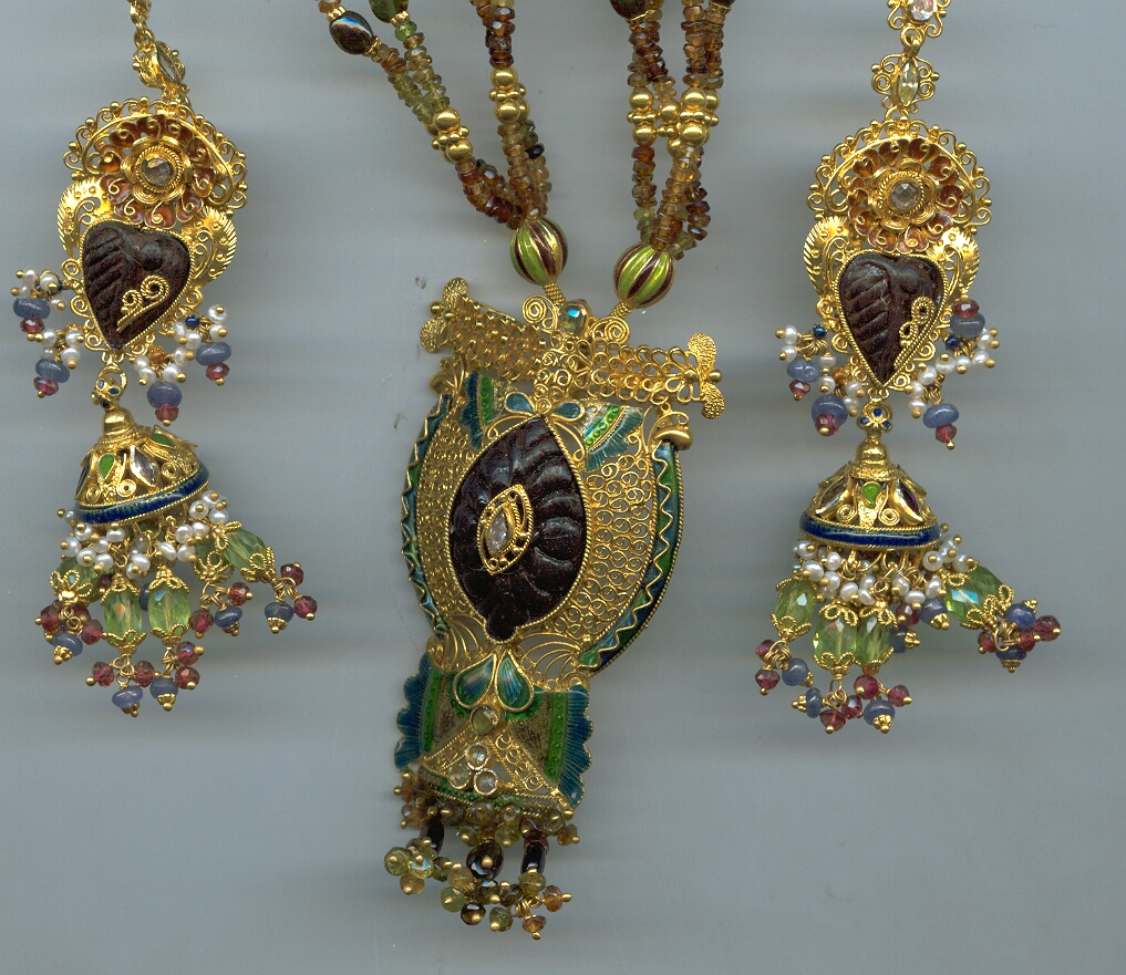 GOLD HALF SET PENDENT ANTIQUE EXCLUSIVE