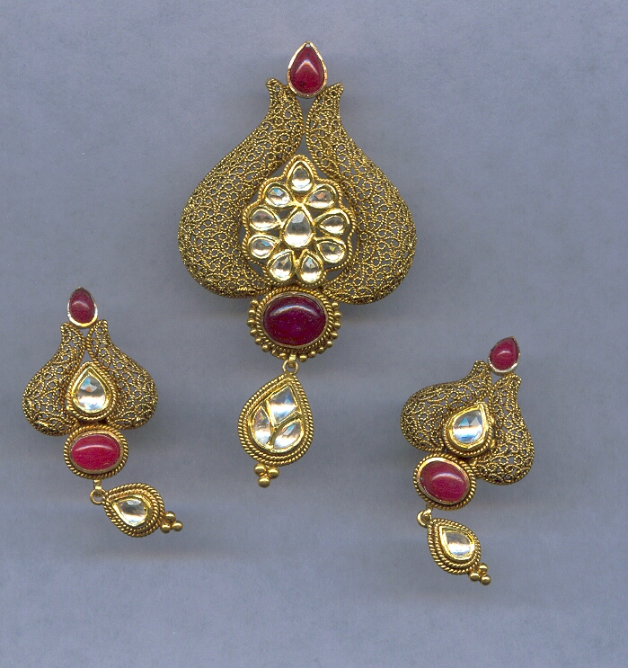 GOLD HALF SET PENDENT ANTIQUE EXCLUSIVE