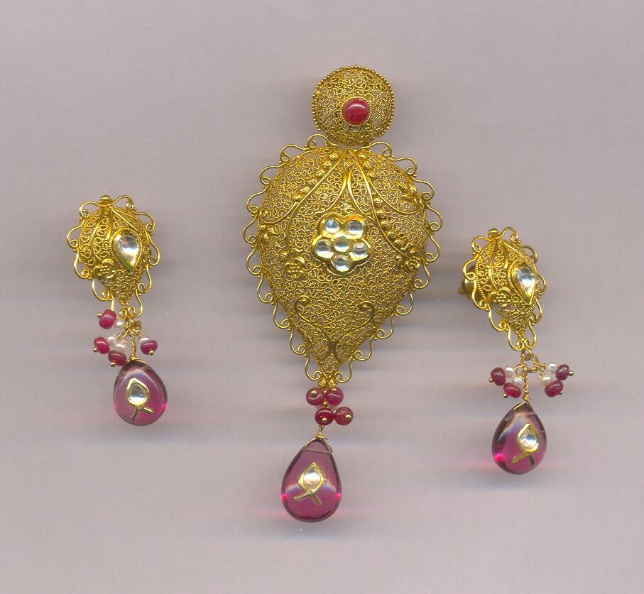 GOLD HALF SET PENDENT ANTIQUE FANCY