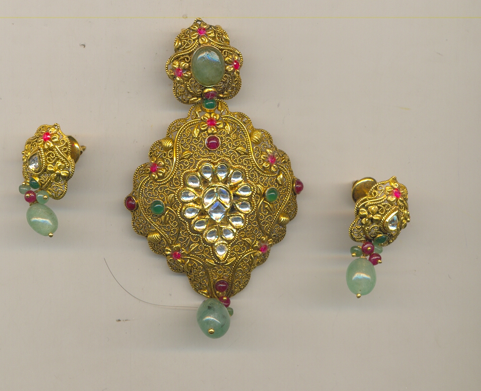 GOLD HALF SET PENDENT ANTIQUE FANCY