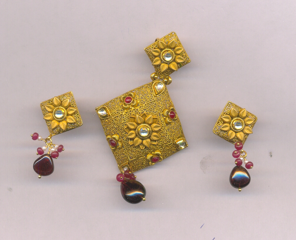GOLD HALF SET PENDENT ANTIQUE FANCY