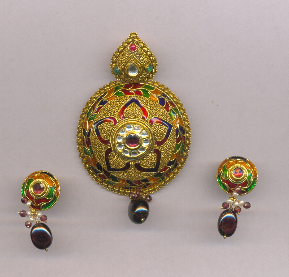 GOLD HALF SET PENDENT ANTIQUE FANCY