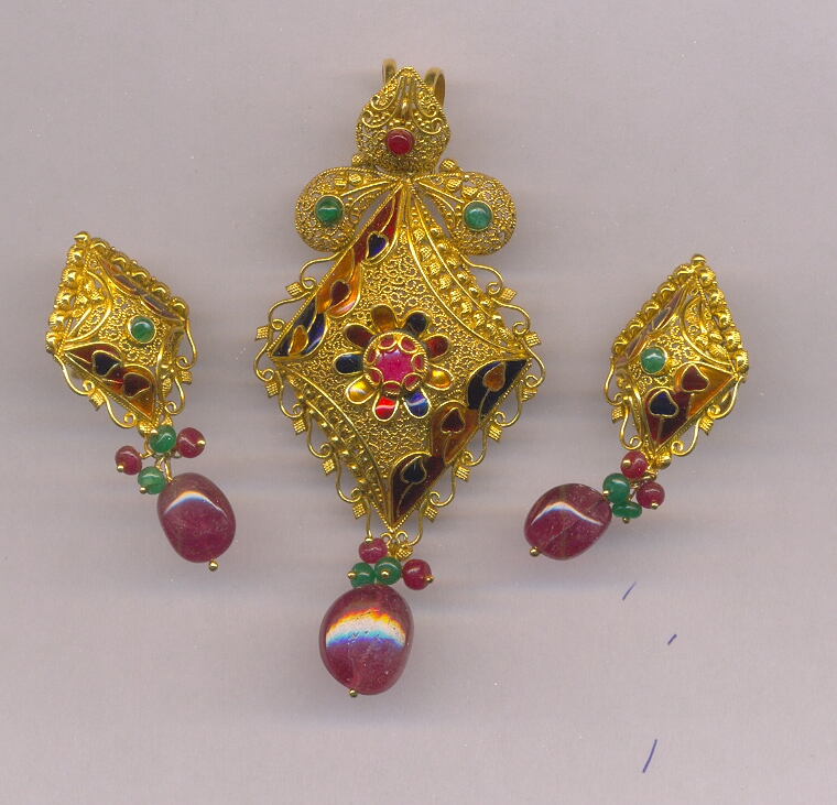 GOLD HALF SET PENDENT ANTIQUE FANCY
