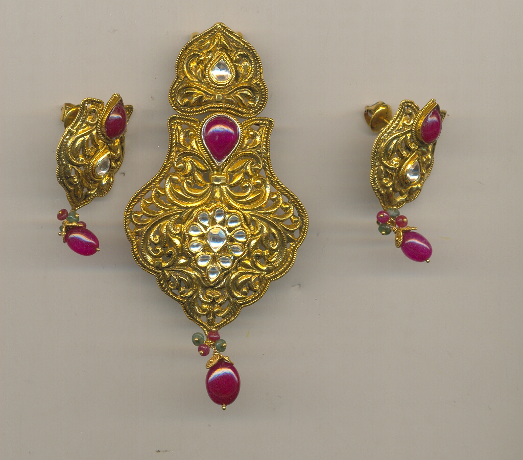 GOLD HALF SET PENDENT ANTIQUE FANCY