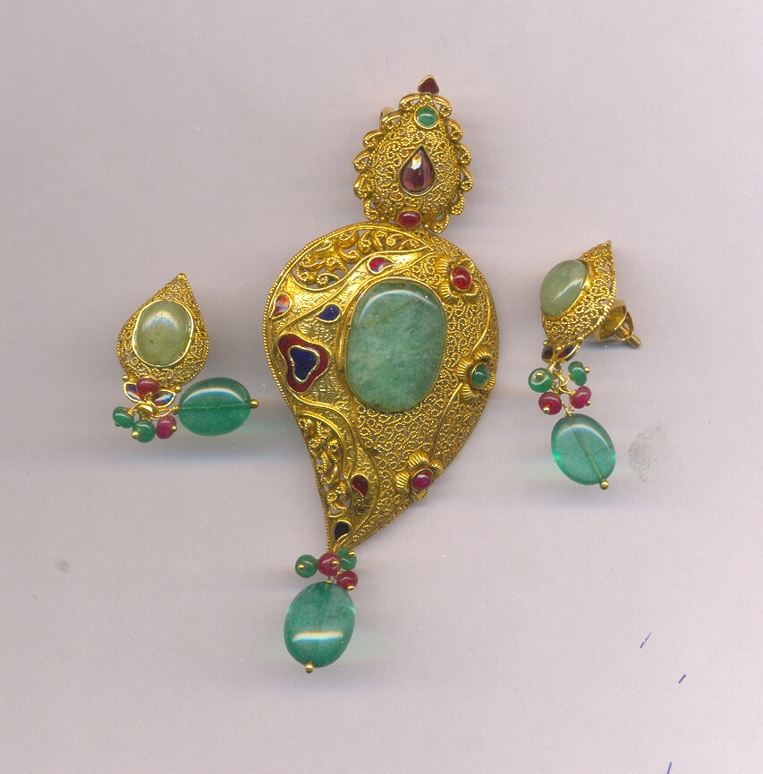 GOLD HALF SET PENDENT ANTIQUE FANCY