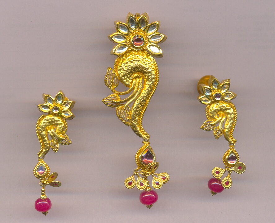 GOLD HALF SET PENDENT ANTIQUE FANCY