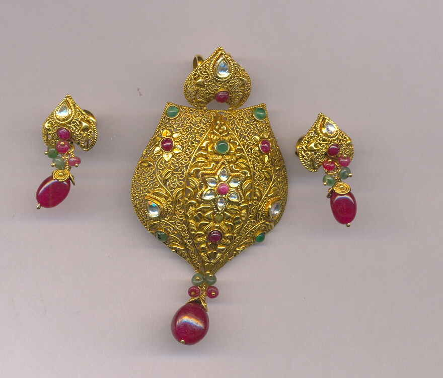 GOLD HALF SET PENDENT ANTIQUE GENERAL