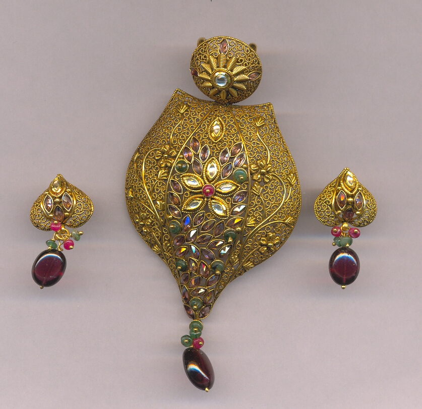 GOLD HALF SET PENDENT ANTIQUE GENERAL