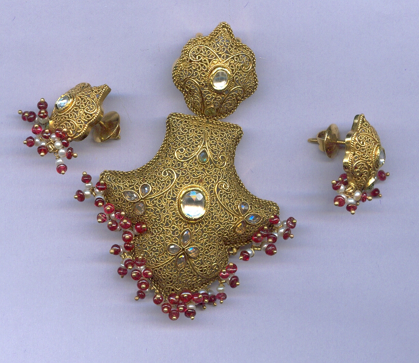 GOLD HALF SET PENDENT ANTIQUE GENERAL