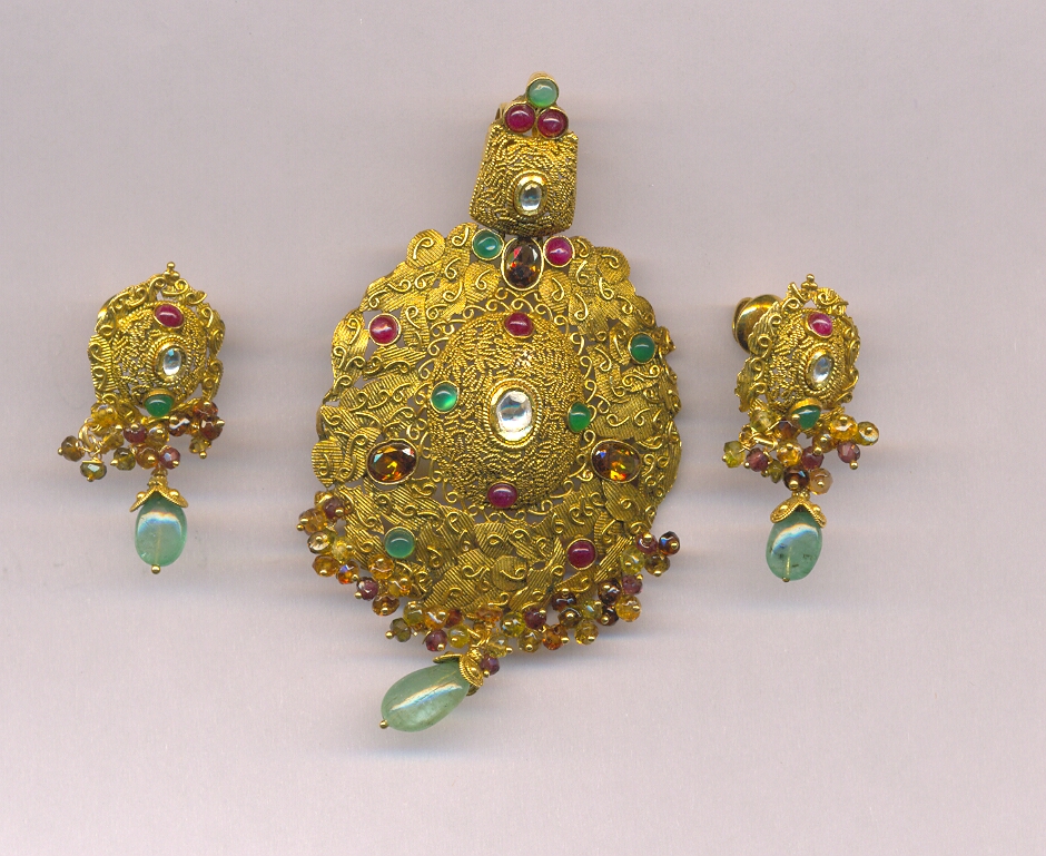 GOLD HALF SET PENDENT ANTIQUE GENERAL