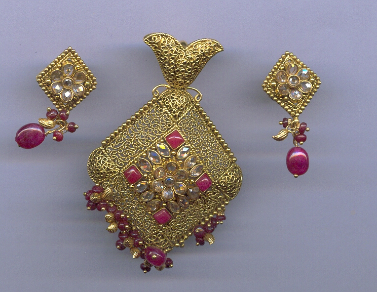GOLD HALF SET PENDENT ANTIQUE GENERAL