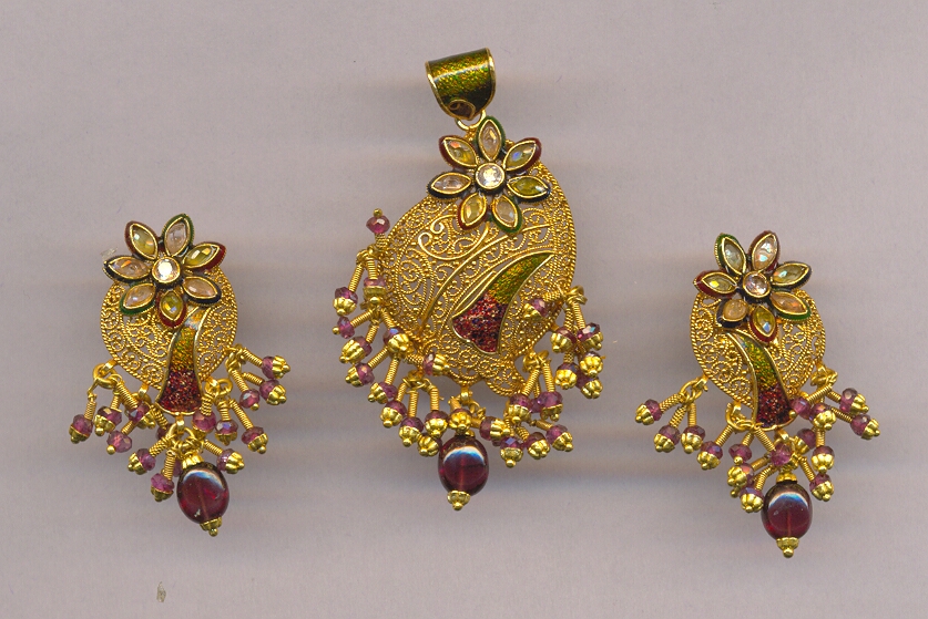 GOLD HALF SET PENDENT ANTIQUE GENERAL