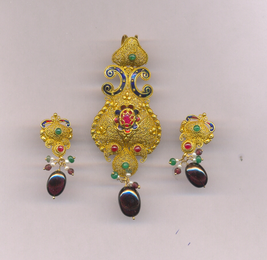 GOLD HALF SET PENDENT ANTIQUE GENERAL