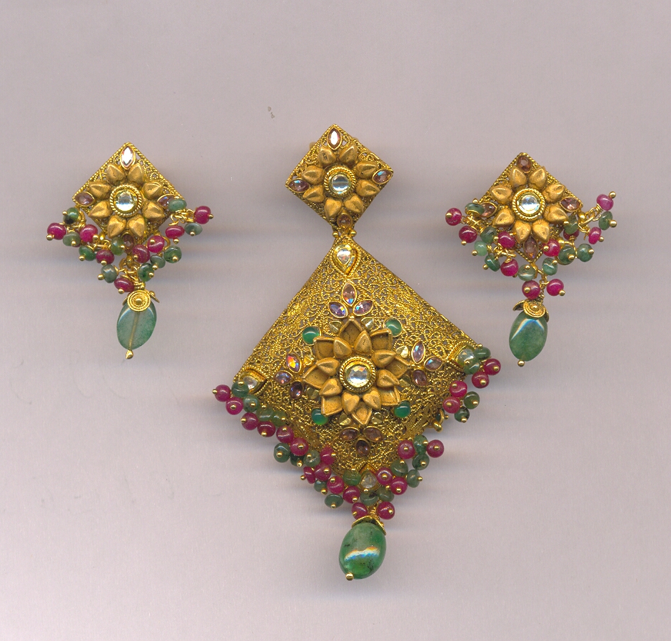 GOLD HALF SET PENDENT ANTIQUE GENERAL
