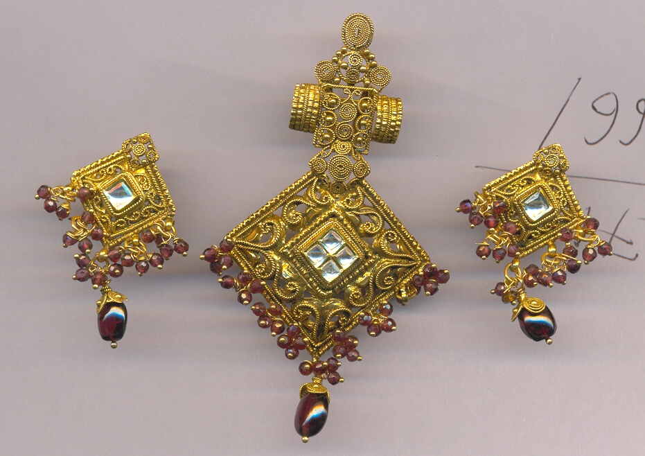 GOLD HALF SET PENDENT ANTIQUE GENERAL