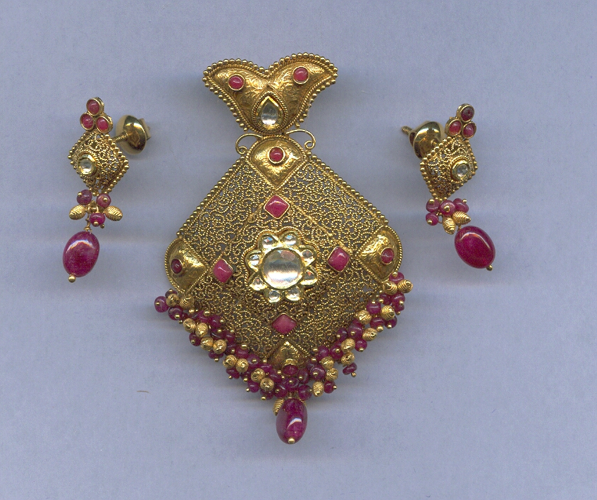 GOLD HALF SET PENDENT ANTIQUE GENERAL
