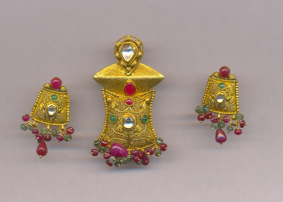 GOLD HALF SET PENDENT ANTIQUE GENERAL