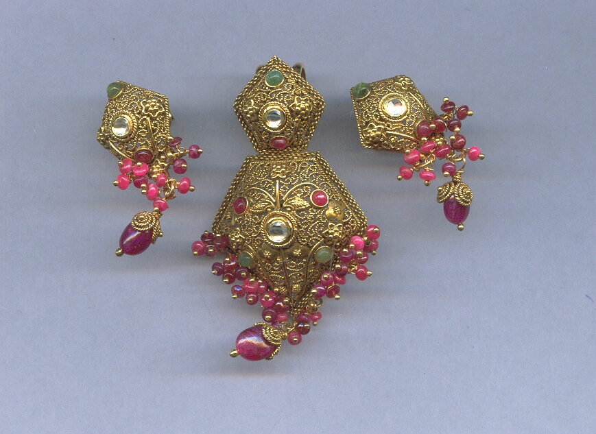 GOLD HALF SET PENDENT ANTIQUE GENERAL