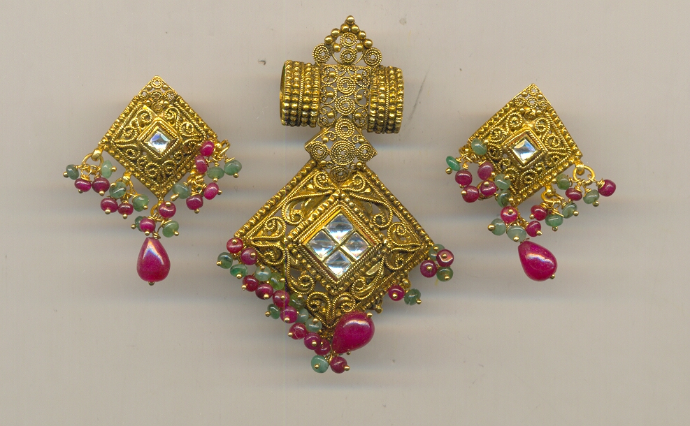 GOLD HALF SET PENDENT ANTIQUE GENERAL