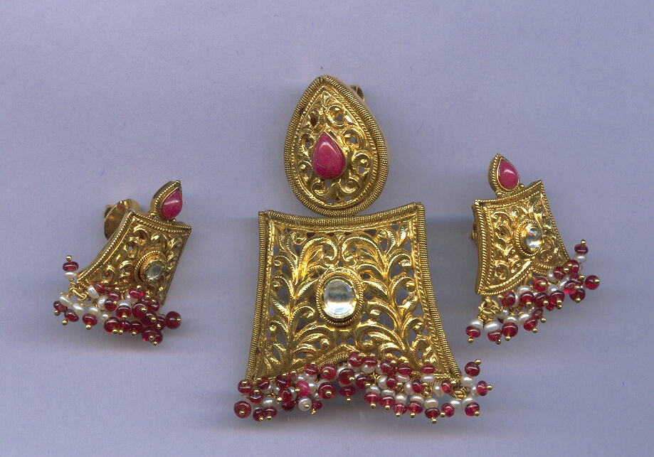 GOLD HALF SET PENDENT ANTIQUE GENERAL