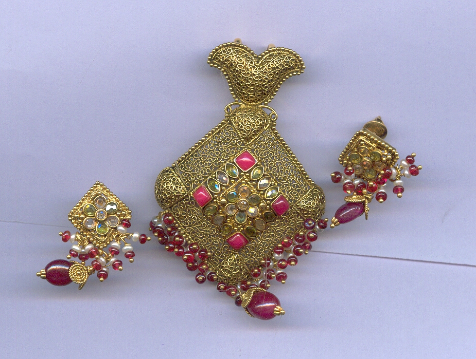 GOLD HALF SET PENDENT ANTIQUE GENERAL